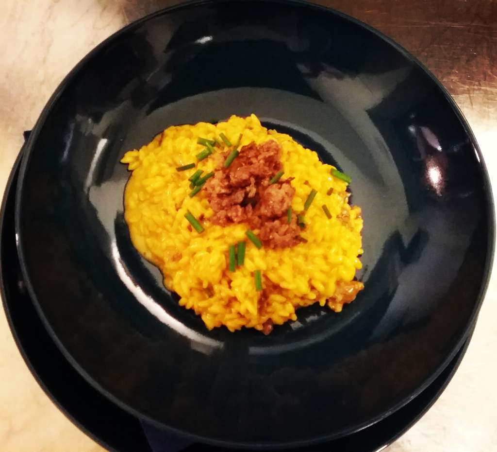 Risotto con salsiccia zafferano e erba cipollina 