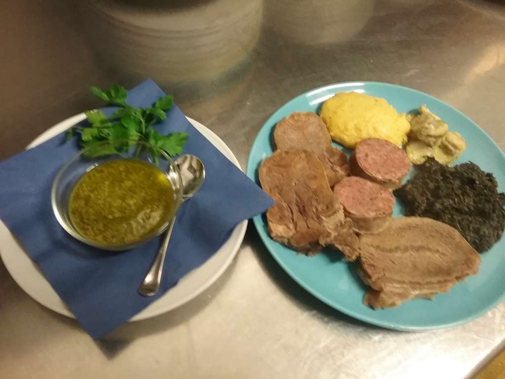 Bollito misto con spinaci e salsa verde 