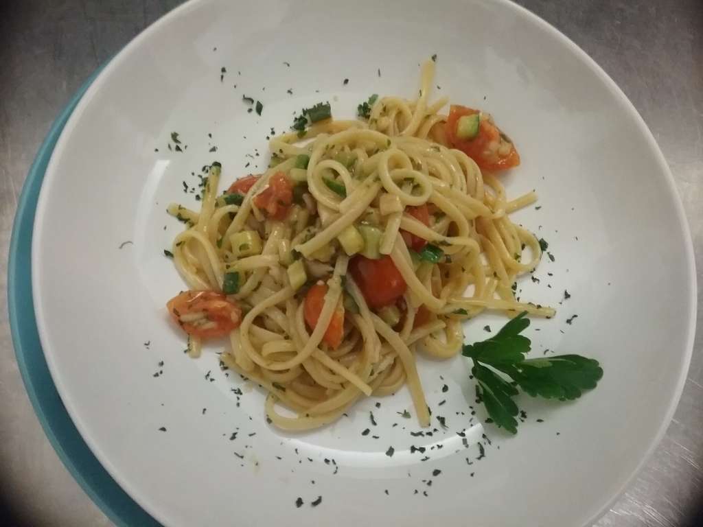 Linguine con Pesce Persico del lago pomodorini e zucchine