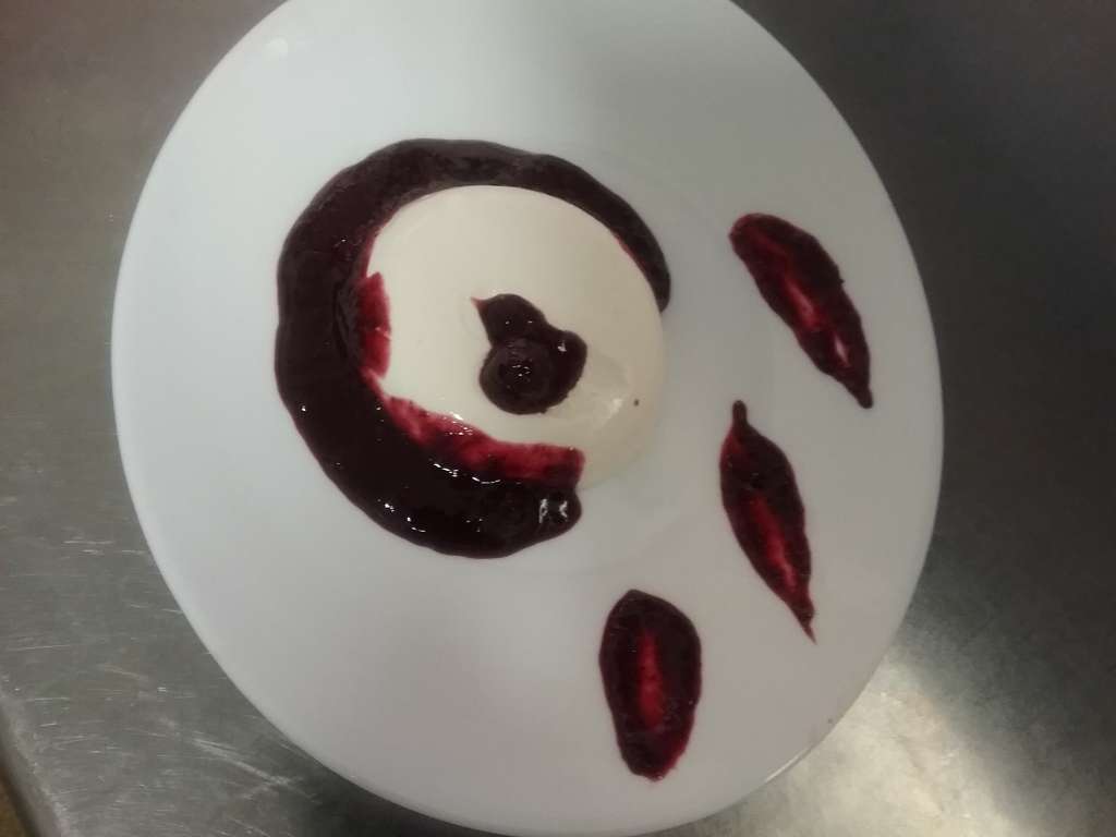 Panna cotta con riduzione di More di rovo